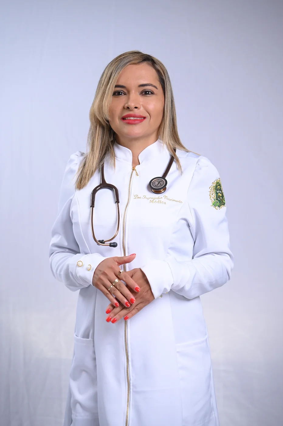 Fagnajabia em jaleco branco durante ensaio de formatura