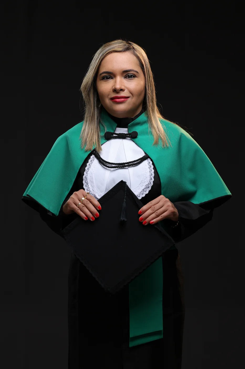 Fagnajabia com beca de formatura