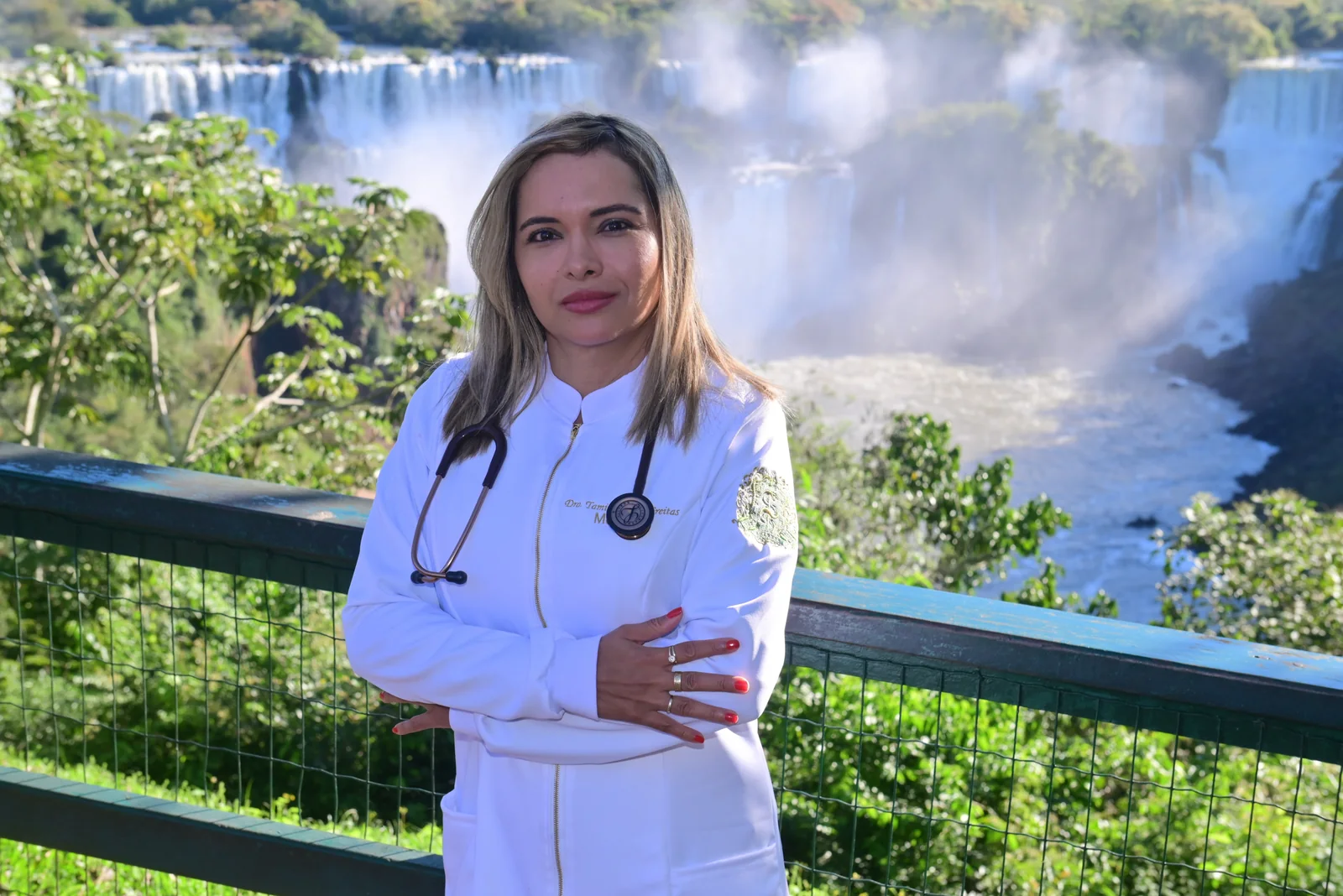 Fagnajabia em ensaio de formatura com paisagem ao fundo